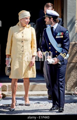 Stockholm, Suède, le 08 juin, 2014. Eva Maria O'Neill, le prince Carl Philip de Suède et le Prince Daniel (arrière-plan) partir après le baptême de la princesse Léonore à Drottningholm Palace en dehors de Stockholm, Suède, 08 juin 2014. Photo : Patrick van Katwijk/NETHERLANDSAND FRANCE:OUT -AUCUN SERVICE DE FIL- Crédit : Patrick van Katwijk/dpa/Alamy Live News Banque D'Images