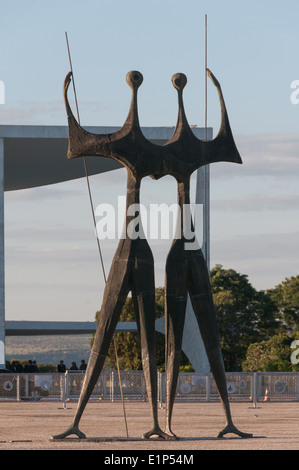 La statue des guerriers de Bruno Giorgio rend hommage aux milliers d'ouvriers qui ont construit le palais présidentiel de Brasilia, à Brasilia, au Brésil Banque D'Images