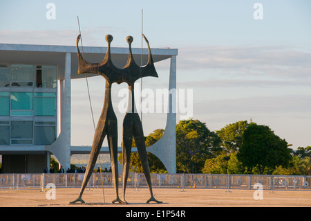 La statue des guerriers de Bruno Giorgio est un hommage aux milliers d'ouvriers qui ont construit le palais présidentiel de Brasilia, Brasilia, Brésil Banque D'Images