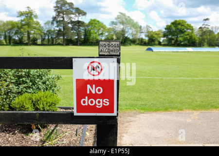 Une affiche interdisant aux chiens d'entrer dans un parc. Banque D'Images