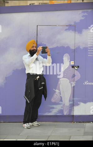 Piccadilly, Londres, Royaume-Uni. 8 juin 2014. Les Sikhs mars à Londres pour commémorer le massacre au Golden Temple d'Amritsar en 1984. Sur la photo : le Sikh de mars plus de 20 000 fait son chemin le long de Piccadilly pour un rassemblement à Trafalgar Square. Crédit : Matthieu Chattle/Alamy Live News Banque D'Images