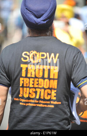 Piccadilly, Londres, Royaume-Uni. 8 juin 2014. Les Sikhs mars à Londres pour commémorer le massacre au Golden Temple d'Amritsar en 1984. Sur la photo : le Sikh de mars plus de 20 000 fait son chemin le long de Piccadilly pour un rassemblement à Trafalgar Square. Crédit : Matthieu Chattle/Alamy Live News Banque D'Images