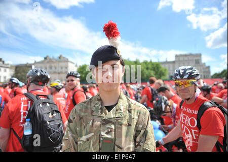 Horse Guards Parade, Londres, Royaume-Uni. 8 juin 2014. Plus de 2 000 riders retrouver dans des Horse Guards comme le héros Ride vient à une fin, la collecte de fonds pour les soldats et leurs familles. Crédit : Matthieu Chattle/Alamy Live News Banque D'Images