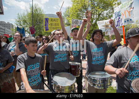 Denver, Colorado - Victoire des jeunes de l'église de sensibilisation à travers les rues du centre-ville mars pour promouvoir leur message de l'Eglise. Banque D'Images