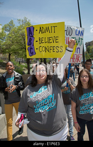 Denver, Colorado - Victoire des jeunes de l'église de sensibilisation à travers les rues du centre-ville mars pour promouvoir leur message de l'Eglise. Banque D'Images