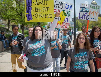 Denver, Colorado - Victoire des jeunes de l'église de sensibilisation à travers les rues du centre-ville mars pour promouvoir leur message de l'Eglise. Banque D'Images