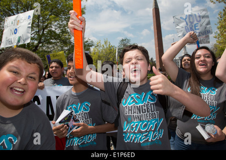 Denver, Colorado - Victoire des jeunes de l'église de sensibilisation à travers les rues du centre-ville mars pour promouvoir leur message de l'Eglise. Banque D'Images