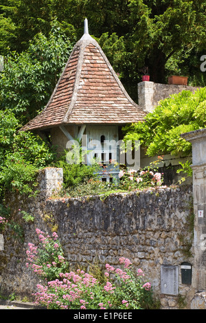 Pigeonnier dans le jardin d'une maison à angles sur l'Anglin, Vienne, France. Banque D'Images