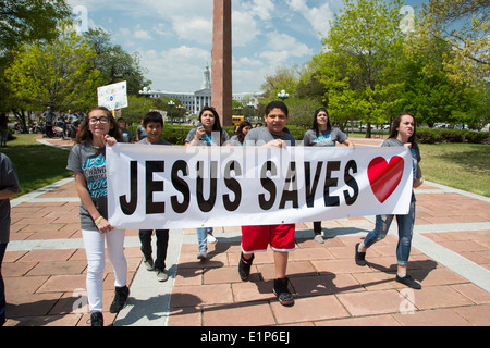 Denver, Colorado - Victoire des jeunes de l'église de sensibilisation à travers les rues du centre-ville mars pour promouvoir leur message de l'Eglise. Banque D'Images