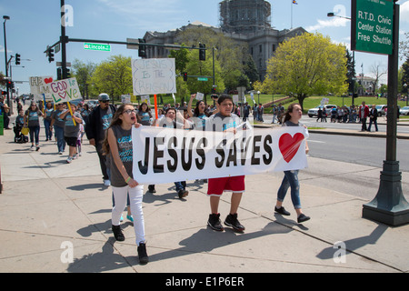 Denver, Colorado - Victoire des jeunes de l'église de sensibilisation à travers les rues du centre-ville mars pour promouvoir leur message de l'Eglise. Banque D'Images