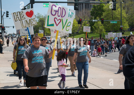 Denver, Colorado - Victoire des jeunes de l'église de sensibilisation à travers les rues du centre-ville mars pour promouvoir leur message de l'Eglise. Banque D'Images