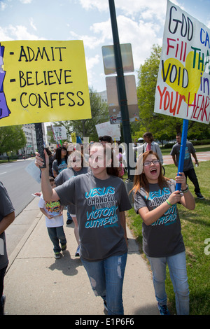 Denver, Colorado - Victoire des jeunes de l'église de sensibilisation à travers les rues du centre-ville mars pour promouvoir leur message de l'Eglise. Banque D'Images