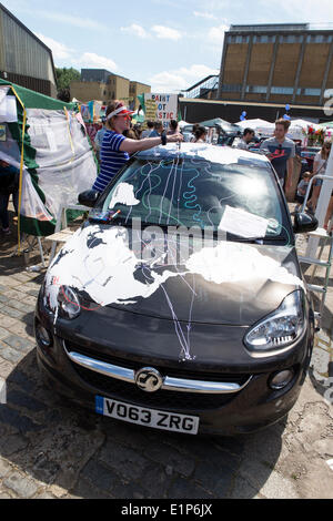 Londres, Royaume-Uni. Le 08 juin, 2014. Vauxhall Car Boot Art Fair, Brick Lane, Londres, Royaume-Uni Crédit : Simon Balson/Alamy Live News Banque D'Images