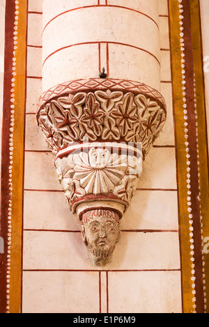 La sculpture sur pierre à l'église Saint Pierre, Chauvigny, France. Banque D'Images