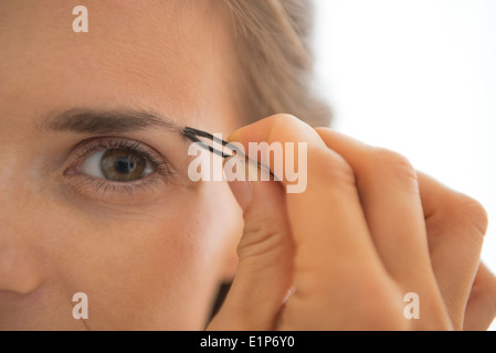 Gros plan sur jeune femme épilation sourcils Banque D'Images