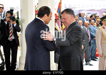 Le Caire, Égypte. 8 juin, 2014. Un cadeau photo disponible le 8 juin 2014 par la présidence égyptienne montre le président égyptien Abdel-Fattah al-Sissi, à gauche, accueille le roi Abdallah II de Jordanie au cours de son inauguration au palais présidentiel au Caire, Égypte, dimanche 8 juin, 2014. El-Sissi a prêté serment dimanche comme président pour un mandat de quatre ans, dans l'hypothèse la plus haute fonction d'une nation profondément polarisé par roiled troubles meurtriers et une crise économique depuis le soulèvement du Printemps arabe en 2011. apaimages/présidence égyptienne Crédit : Apaimages ZUMAPRESS.com/Alamy Images/APA/Live News Banque D'Images