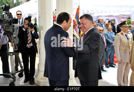 Le Caire, Égypte. 8 juin, 2014. Un cadeau photo disponible le 8 juin 2014 par la présidence égyptienne montre le président égyptien Abdel-Fattah al-Sissi, à gauche, accueille le roi Abdallah II de Jordanie au cours de son inauguration au palais présidentiel au Caire, Égypte, dimanche 8 juin, 2014. El-Sissi a prêté serment dimanche comme président pour un mandat de quatre ans, dans l'hypothèse la plus haute fonction d'une nation profondément polarisé par roiled troubles meurtriers et une crise économique depuis le soulèvement du Printemps arabe en 2011. apaimages Apaimages © présidence égyptienne/APA/Images/ZUMAPRESS.com/Alamy Live News Banque D'Images