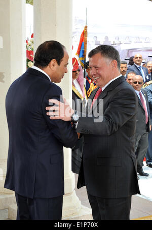 Le Caire, Égypte. 8 juin, 2014. Un cadeau photo disponible le 8 juin 2014 par la présidence égyptienne montre le président égyptien Abdel-Fattah al-Sissi, à gauche, accueille le roi Abdallah II de Jordanie au cours de son inauguration au palais présidentiel au Caire, Égypte, dimanche 8 juin, 2014. El-Sissi a prêté serment dimanche comme président pour un mandat de quatre ans, dans l'hypothèse la plus haute fonction d'une nation profondément polarisé par roiled troubles meurtriers et une crise économique depuis le soulèvement du Printemps arabe en 2011. apaimages Apaimages © présidence égyptienne/APA/Images/ZUMAPRESS.com/Alamy Live News Banque D'Images