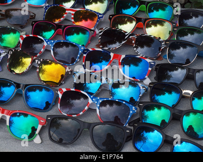 De nombreuses lignes de lunettes colorées en vente dans la rue de Taormina en Sicile avec prédominance blue lens coatings Banque D'Images