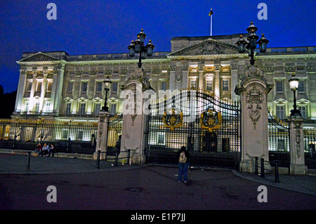 Façade du Palais de Buckingham la nuit, City of Westminster, London, England, United Kingdom Banque D'Images