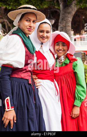 Les gens des Canaries célèbrent leur fête nationale habillés en costumes traditionnels et la danse de la plaza à Alcala, Madrid, Banque D'Images