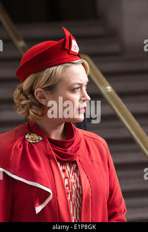 Sophia Jane Myles 'Lady Katherine' à l'extérieur du bâtiment Cunard a rebaptisé le ministère de la Santé, filmant pour le drame BBC1 notre zoo - basé sur l'histoire du zoo de Chester racontée dans un nouveau drame familial qui aura lieu l'année prochaine. Le drame, filmé sur place à Liverpool et à Walton Hall Park à Warrington par la société de production Big Talk, couvrira les premières années du zoo. Banque D'Images