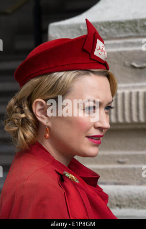 Sophia Jane Myles 'Lady Katherine' à l'extérieur du bâtiment Cunard a rebaptisé le ministère de la Santé, filmant pour le drame BBC1 notre zoo - basé sur l'histoire du zoo de Chester racontée dans un nouveau drame familial qui aura lieu l'année prochaine. Le drame, filmé sur place à Liverpool et à Walton Hall Park à Warrington par la société de production Big Talk, couvrira les premières années du zoo. Banque D'Images