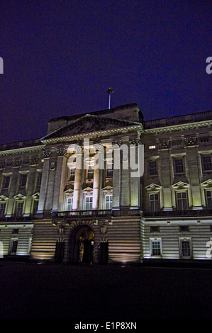 Façade du Palais de Buckingham la nuit, City of Westminster, London, England, United Kingdom Banque D'Images