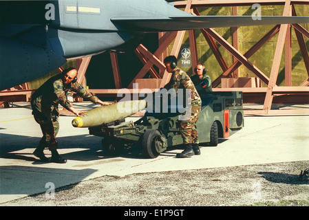 Le F-15E Strike Eagle, déployé lors de l'opération Allied Force en 1999, a été utilisé par l'US Air Force pour des missions de frappe de précision au-dessus de la Yougoslavie. L'avion a joué un rôle clé dans la campagne aérienne de l'OTAN pendant le conflit. Banque D'Images