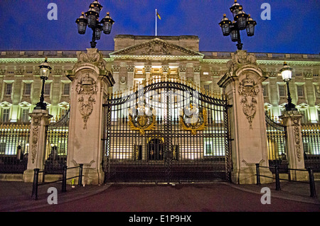 Le Buckingham Palace gates la nuit, City of Westminster, London, England, United Kingdom Banque D'Images