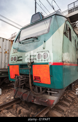 Green cargo moderne locomotive avec panneaux rouges Banque D'Images