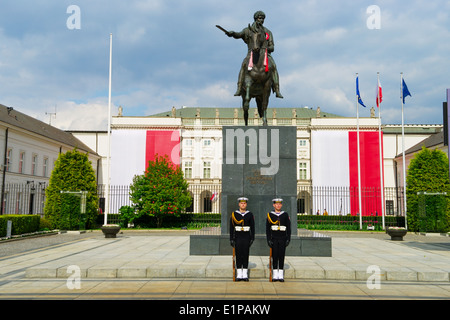 Statue du prince Józef Poniatowski et le palais présidentiel à Varsovie, Pologne. Banque D'Images