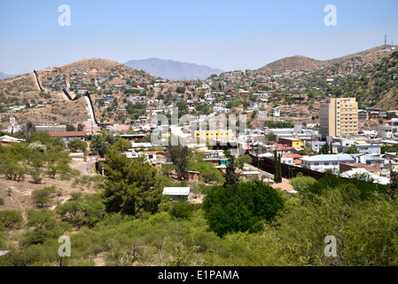 Un mur de métal indique la frontière internationale entre l'Nogales, Arizona, USA, et Nogales, Sonora, Mexique, vus de l'USA. Banque D'Images