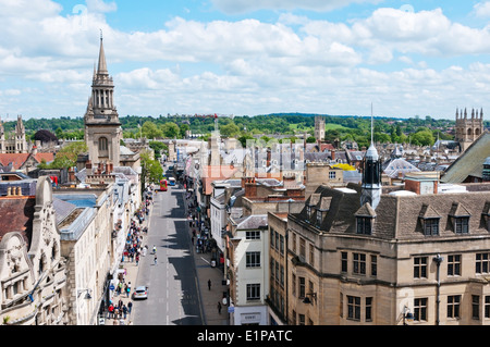 Voir l'est le long d'Oxford High Street Carfax Tower. Banque D'Images