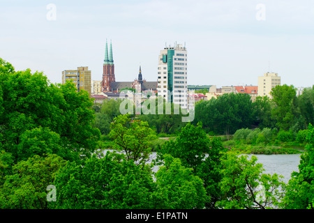 Paysage urbain d'Praga-North district de Varsovie, avec vue sur la cathédrale St Florian et Michael. La Pologne. Banque D'Images