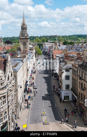 Voir l'est le long d'Oxford High Street Carfax Tower. Banque D'Images