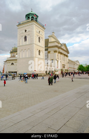 Église Sainte-anne sur la rue Krakowskie Przedmiescie à Varsovie, Pologne. Banque D'Images