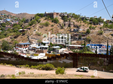 Un mur de métal indique la frontière internationale entre l'Nogales, Arizona, USA, et Nogales, Sonora, Mexique, vus de l'USA. Banque D'Images