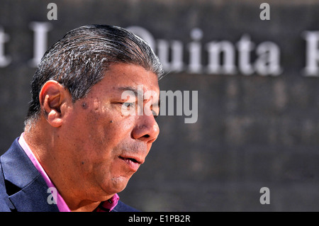 José Joaquín Chacón, consul général d'El Salvador, parle d'infractions en matière d'immigration et les enfants, de Nogales, AZ, Etats-Unis. Banque D'Images