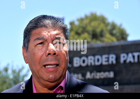 José Joaquín Chacón, consul général d'El Salvador, parle d'infractions en matière d'immigration et les enfants, de Nogales, AZ, Etats-Unis. Banque D'Images