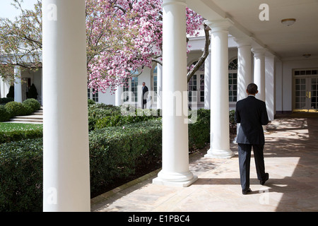 Le président américain Barack Obama les promenades le long de la Colonnade de la Maison Blanche après la floraison des arbres comme chef de cabinet Denis McDonough attend pour lui le 8 avril 2014 à Washington, DC. Banque D'Images