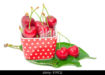 Doux et juteux Ripe cherry berry savoureux fruits humide avec de l'eau tombe en petites feuilles vert frais sur bol isolé Banque D'Images