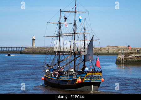 L'écorce "s'efforcer" d'une réplique à petite échelle du capitaine James Cook, célèbre navire quittant le port de Whitby sur un voyage d'agrément Banque D'Images