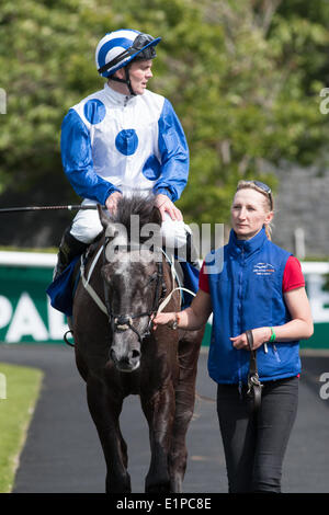 Gary Carroll et gagnants de la surcharge du système Nathan carter Au Derby de jeune fille au Festival pour l'Hippodrome de Curragh trainer Ger Lyons Banque D'Images