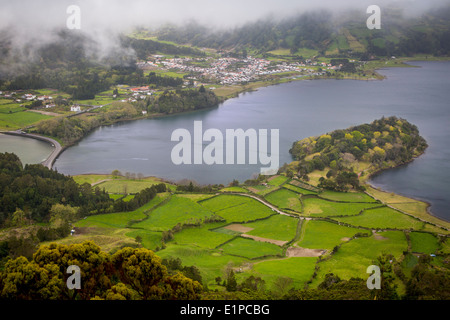 Jour brumeux sur Sete Cidades et les deux lacs sur l'île de São Miguel, Açores, Portugal Banque D'Images