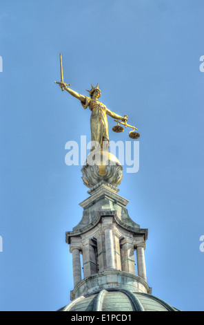 Statue de la justice, de l'Old Bailey. La Cour Criminelle Centrale Banque D'Images