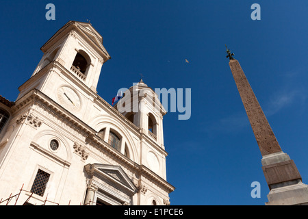 L'église de la Trinité-des-Monts, et l'Obélisque Sallustiano en haut de la place d'Espagne, Rome Italie Europe Banque D'Images