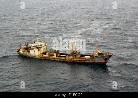 Vue aérienne du navire de pêche chinois Yin Yuan détenues pour la pêche illégale au filet dérivant par l'US Coast Guard Cutter Morgenthau dans l'océan Pacifique Nord le 3 juin 2014. Banque D'Images