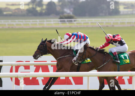 Lune en milieu urbain (à côté) et Niall Mccullagh gagner la TRM Investir dans Calphorium handicap à l'Hippodrome de Curragh pour Trainer Johnny Murtagh Banque D'Images