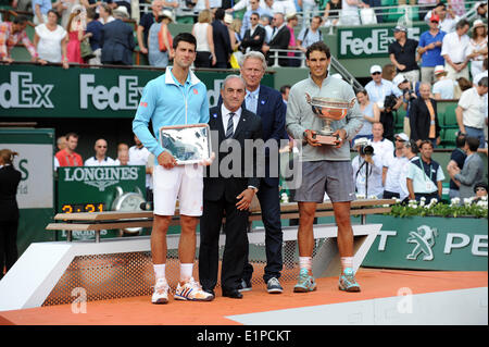 Roland Garros, Paris, France. Le 08 juin, 2014. Championnats de Tennis. Mens des célibataires finale. Rafael Nadal et Novak Djokovic. Rafael Nadal avec Bjorn Borg, Jean Gachassin (président FFT) et Novak Djokovic : Action Crédit Plus Sport/Alamy Live News Banque D'Images